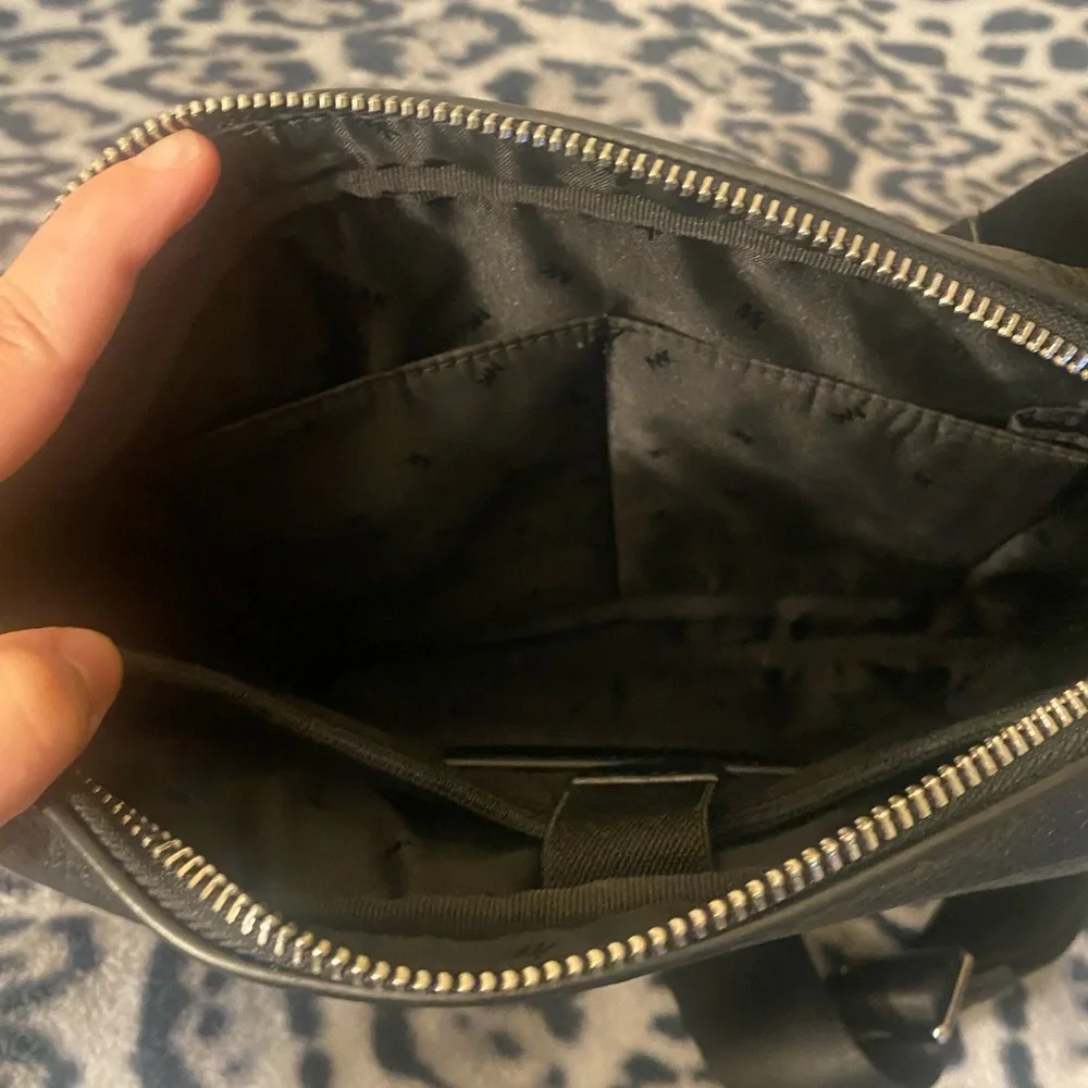 Micheal Kors crossbody bag - Picture 3 of 5